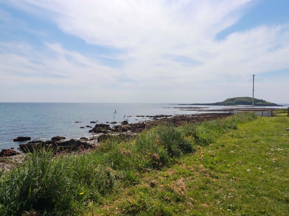 A coastline with rocks and grass near the sea at Erin Cottage Pelynt near Looe