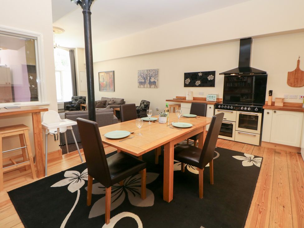A kitchen with a dining table and chairs at Wye Apartment, Litton Mill in Litton Mill In Miller's Dale